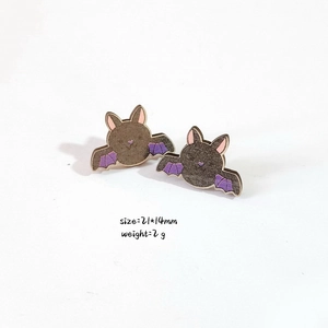 Detail of cartoon bat wooden studs showing 21x14mm size and 2g weight specs