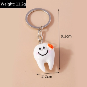 Simpatico portachiavi a dente con fiore e dimensioni di 9,1 cm per 2,2 cm