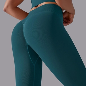 Detailansicht der nahtlosen blaugrünen Yoga-Leggings mit Rippstruktur und Push-up-Effekt am Po