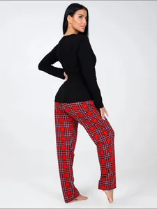 Detailansicht des langärmligen Schlafanzugs mit klassischer Karohose an einem Model