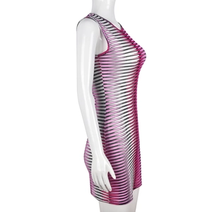Details der rosa-schwarzen Strick-Mesh-Struktur an einem ärmellosen Mini-Bodycon-Kleid