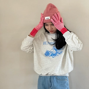 Conjunto combinado de gorro de punto rosa y guantes de invierno con sudadera gris