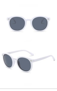 Vues détaillées de lunettes de soleil enfant avec monture blanche et verres gris