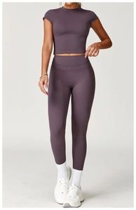 Dettaglio dei leggings yoga senza cuciture a vita alta e crop top sportivo viola fumo