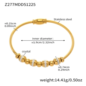 Détails et dimensions du bracelet en fil d'acier doré avec des perles en cristal