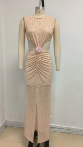Détail de la robe de soirée champagne avec sequins, taille ajourée et fleur 3D décorative