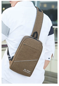 Detailansicht der braunen Oxford-Brusttasche mit USB-Anschluss und verstellbarem Gurt