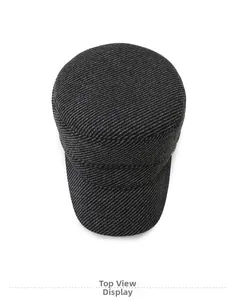 Vista superior de gorra de invierno gris oscuro con textura de sarga y orejeras