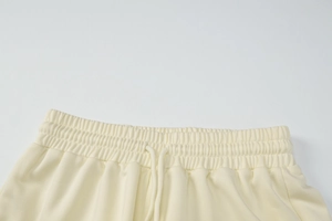 Détail de la taille élastique à cordon en coton crème avec coutures de qualité