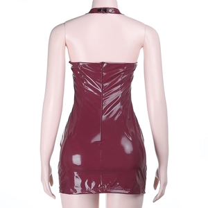 Detailansicht des weinroten PU-Leder Neckholder-Kleids mit rückenfreiem Design