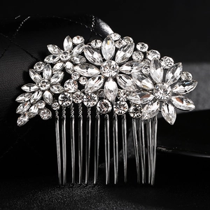 Détails du peigne à cheveux argenté pour mariée avec des fleurs en strass brillants