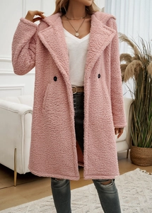 Detailansicht eines rosa Teddy-Mantels mit Plüschstruktur und zweireihigen Knöpfen