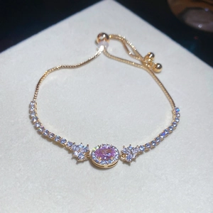 Detailansicht eines vergoldeten, verstellbaren Armbands mit rosa ovalem Zirkonia