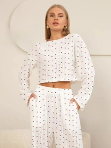 Détail de l'ensemble de détente à motif cœur avec perforations jacquard respirantes