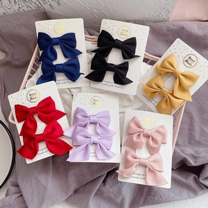 Vue détaillée de 6 paires de barrettes à nœuds en tissu faites à la main en plusieurs couleurs