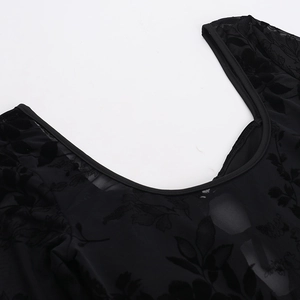 Détail d'une mini robe noire transparente avec flocage floral et décolleté en U