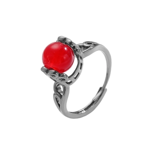 Detailansicht Ring mit rotem Stein und silbernem Vintage-Filigran-Durchbruchmuster