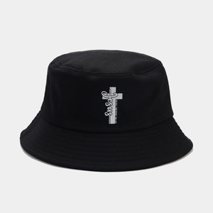 Détail de l'imprimé croix Jésus sur bob noir avec lettrage de citation religieuse