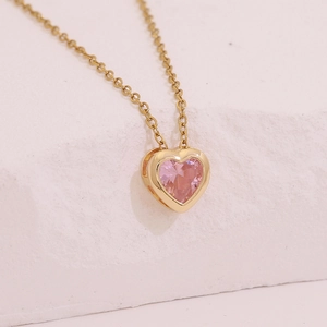 Collier doré en acier inoxydable avec pendentif cœur en zircon rose sur fond de pierre