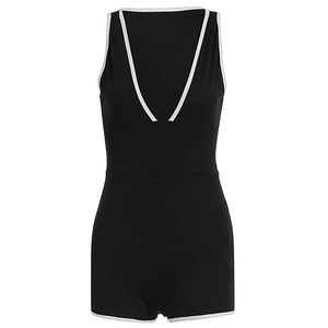 Détail du combishort noir ajusté avec décolleté en V et passepoil blanc contrasté