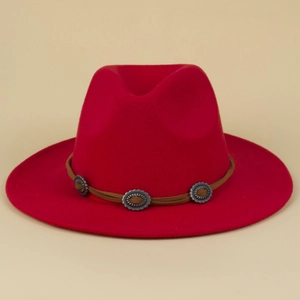 Detail eines roten Wollfilzhutes mit braunem Zierband und silbernen Concho-Beschlägen