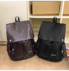 Dettaglio di zaini in pelle PU premium in nero e marrone con il logo SUNAN