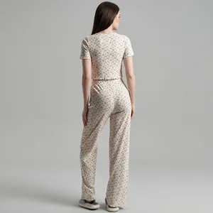 Pyjama deux pièces pour femme à motif floral avec haut à manches courtes et pantalon long crème
