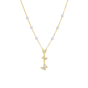 Elegante collana in titanio dorato con perle e tre ciondoli a farfalla in madreperla