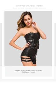 Dettaglio degli shorts in ecopelle nera a vita alta con cintura e top a fascia sexy