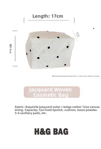 Détail de la trousse de maquillage matelassée à pois avec dimensions 17x11x14cm et doublure