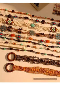 Détail de chaînes de taille bohème avec perles en résine colorées et anneaux en bois tressé