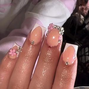 Faux ongles French rose dégradé avec fleurs 3D et strass brillants pour femmes