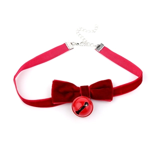 Détail du collier choker en velours rouge avec nœud, clochette dorée et chaîne réglable