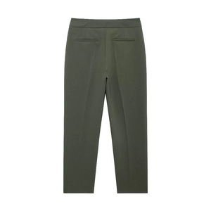 Détail du pantalon de costume vert olive foncé à coupe droite avec poches passepoilées