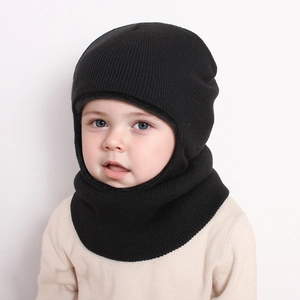 Détail de la cagoule tricotée noire pour bébé avec doublure polaire et cache-cou