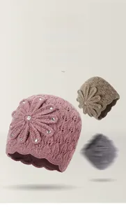 Detail van de handgehaakte wollen muts met glimmende pailletten en 3D-bloemdecoratie