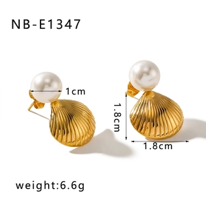 Detail of shell earrings with 1cm pearl and size dimensions 1.8cm in 18k gold plating
