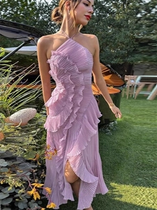 Robe dos nu élégante à volants en tissu plissé lavande avec une coupe sexy et fluide