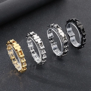 Dettaglio di bracciali a catena da moto in finiture oro, argento, canna di fucile e nero