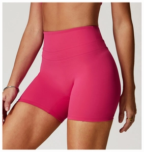 Gros plan du short de yoga rose rouge à taille haute avec ceinture large gainante