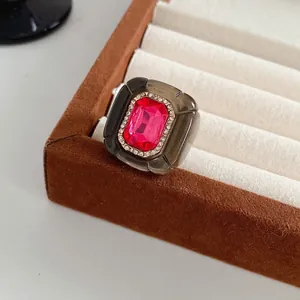 Bague vintage en résine avec pierre rouge rectangulaire et accents de diamants