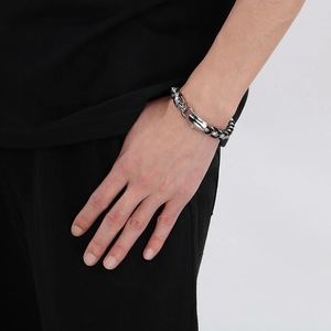 Nahaufnahme von geflochtenem Lederarmband für Herren mit silbernen Edelstahl-Gliedern