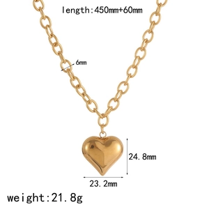 Detail of 18k gold heart necklace with dimensions 450mm chain and 21.8g weight