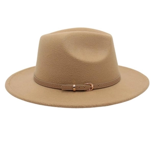 Détail d'un chapeau fedora en feutre de laine camel avec ruban cuir et boucle métal
