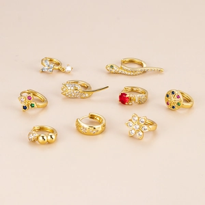 Parure de boucles d'oreilles dorées avec motifs serpent, fleur et étoile en zircons