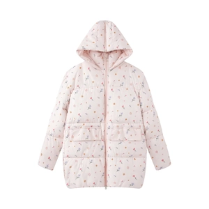 Detailansicht der rosa geblümten Steppjacke mit Kapuze und Reißverschluss vorne