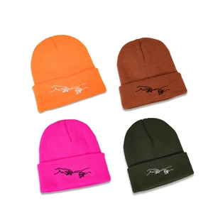 Bonnets en tricot de quatre couleurs avec broderie artistique de mains au style épuré