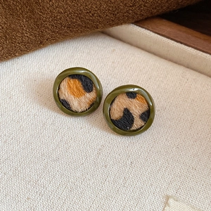 Boucles d'oreilles rondes rétro à motif léopard et résine vert foncé pour l'hiver
