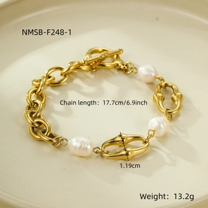 Detail of 18K gold-plated chain bracelet with white pearls and size specifications