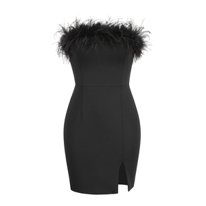 Robe bustier noire élégante avec bordure en plumes d'autruche et fente pour les fêtes